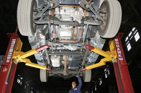 GPS nascosto sotto auto